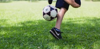 Litigano furiosamente davanti alla scuola: protagoniste due mamme