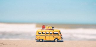 Preside sospesa, mandava gli alunni in gita al mare