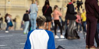 “Giù la maschera!”