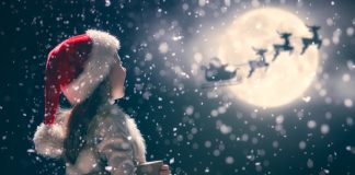 Licenziata maestra per aver rivelato ai bambini il segreto di Natale: quando dire la verità?