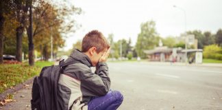 Cosa nasconde il rifiuto di un ragazzo di andare a scuola?