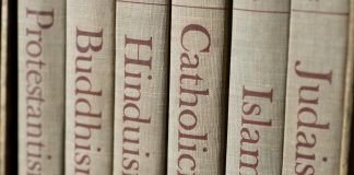 A scuola, sempre meno studenti studiano religione