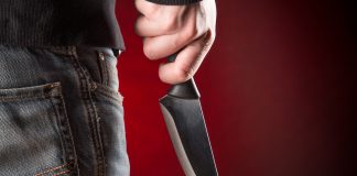 A scuola si fa “lezione” sui coltelli per combattere il bullismo