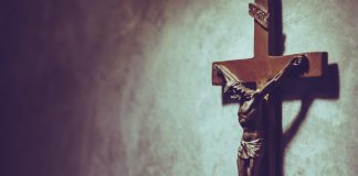 Mille euro di multa per chi non esporrà il crocifisso in classe