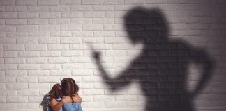 Sgridare troppo rende i nostri figli depressi, lo dice la scienza