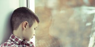 Dodicenne si butta dalla finestra per un brutto voto