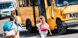 Bus pieno di bambini dato alle fiamme, nessun ferito ma tanta paura