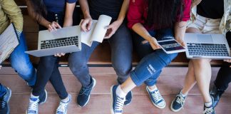 Trovare lavoro sui banchi da scuola diventa realtà