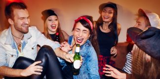 Deridono compagna di scuola ubriaca ma non vengono sospesi