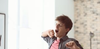 Cosa fare se tuo figlio adolescente è sempre stanco