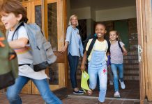 Polemiche a Genova, stranieri a scuola per un corso d’italiano nelle stesse ore dei bambini, ma gli insegnanti si difendono
