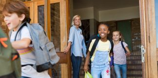 Polemiche a Genova, stranieri a scuola per un corso d’italiano nelle stesse ore dei bambini, ma gli insegnanti si difendono