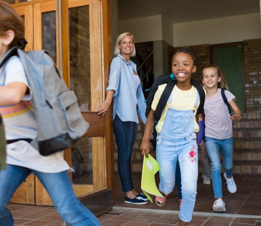 Polemiche a Genova, stranieri a scuola per un corso d’italiano nelle stesse ore dei bambini, ma gli insegnanti si difendono