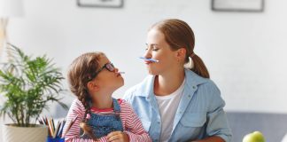 Compiti a casa: è giusto aiutare i figli a farli?