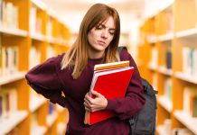 Tra zaini pesanti e ore di studio sui libri, come proteggere la nostra schiena