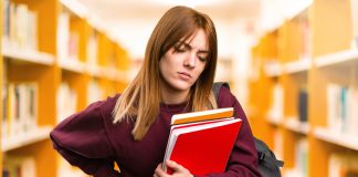 Tra zaini pesanti e ore di studio sui libri, come proteggere la nostra schiena