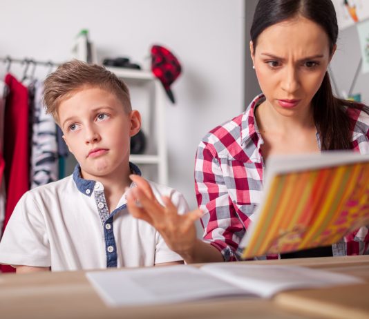 “Mio figlio mente sui voti”: come comportarsi