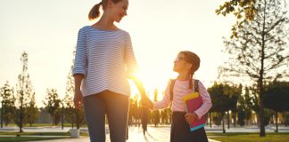 Come mi comporto il primo giorno di scuola di mio figlio?