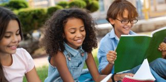 L’ora di lezione all’aperto che fa bene agli adulti e ai bambini