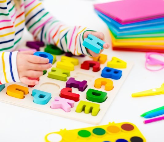 Il metodo Montessori per avvicinarsi alla scrittura