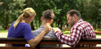 Figli in piena crisi adolescenziale: i consigli per gestire i loro sbalzi d’umore